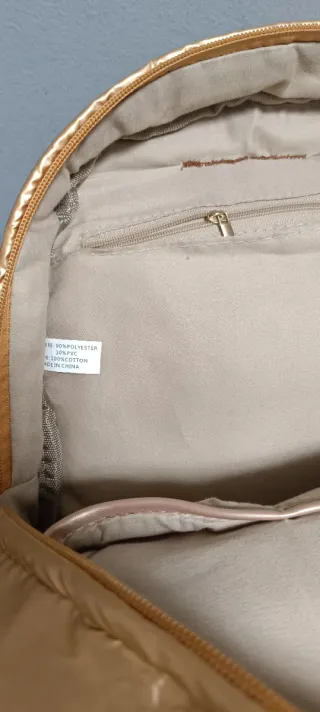 Mochila acolchada dorada