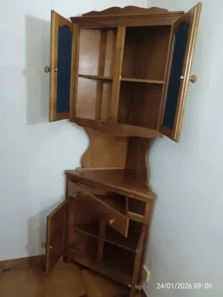 Mueble esquinero de madera con espejo