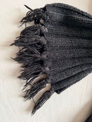 Bufanda de lana gris con flecos