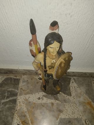 Figura Nativo Americano con Lanza y Escudo