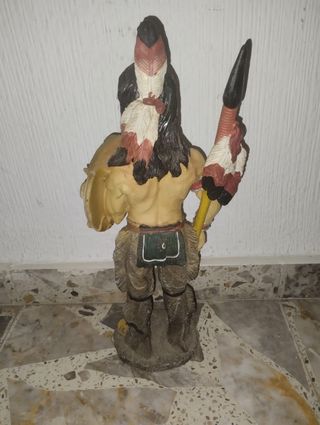 Figura Nativo Americano con Lanza y Escudo