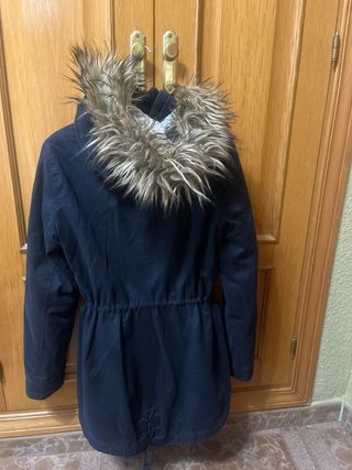 Abrigo azul con capucha y cintura ajustable