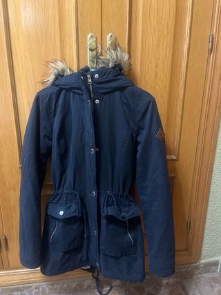 Abrigo azul con capucha y cintura ajustable