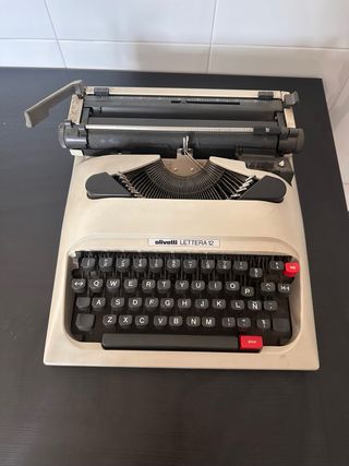 Máquina de escribir Olivetti Lettera 12
