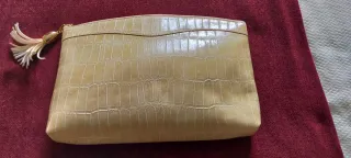 Bolso de mano beige con detalle dorado