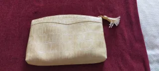 Bolso de mano beige con detalle dorado
