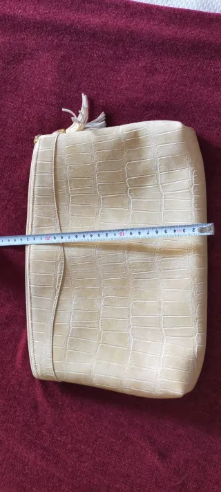 Bolso de mano beige con detalle dorado