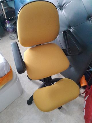 Silla ergonómica con respaldo.