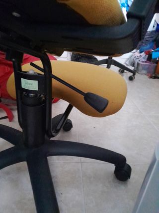 Silla ergonómica con respaldo.