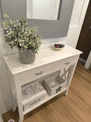 Conjunto espejo lacado y mueble blanco lacado .