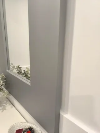 Conjunto espejo lacado y mueble blanco lacado .