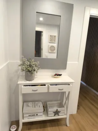 Conjunto espejo lacado y mueble blanco lacado .
