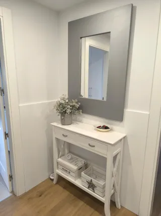Conjunto espejo lacado y mueble blanco lacado .