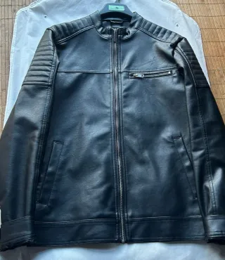 Chaqueta de cuero negra de caballero.