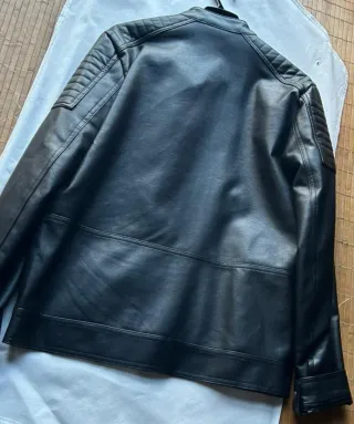 Chaqueta de cuero negra de caballero.