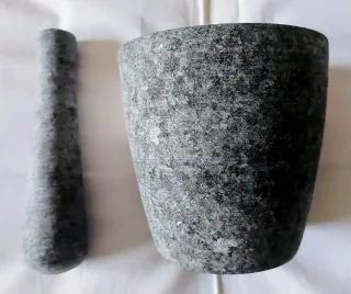 Mortero con mano de granito marca Lacor 12 x 12 cm