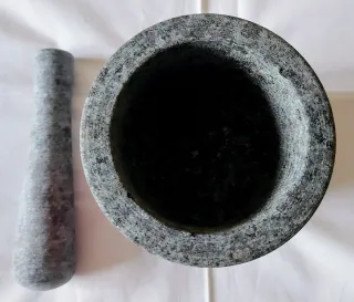 Mortero con mano de granito marca Lacor 12 x 12 cm