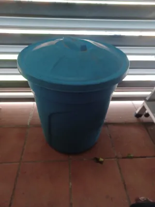Cubo de basura azul de plástico