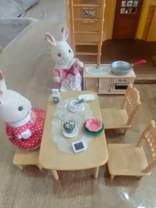 Casa Sylvanian Families con figuras y muebles.