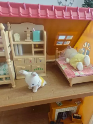 Casa Sylvanian Families con figuras y muebles.