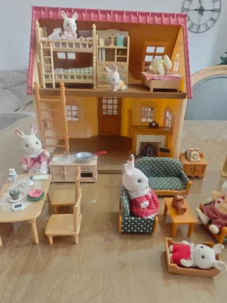 Casa Sylvanian Families con figuras y muebles.