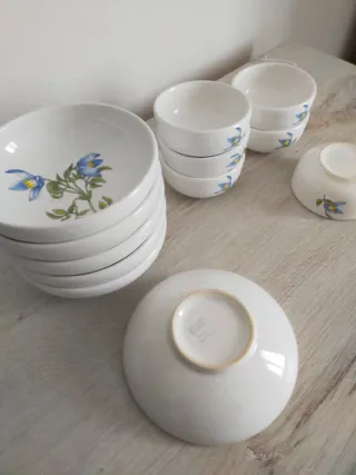 Coppette in ceramica con fiori blu