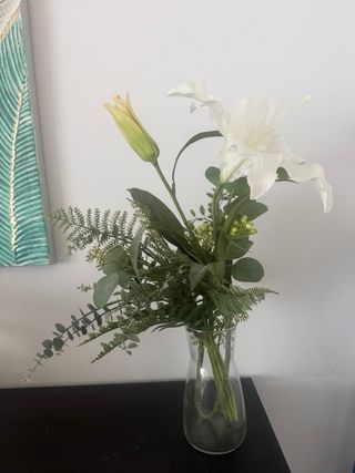 Jarrón con flores artificiales