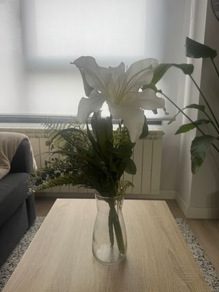 Jarrón con flores artificiales