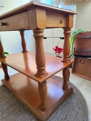 Mesa auxiliar mediana de madera con cajón