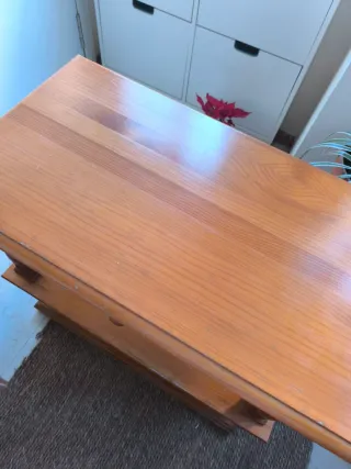 Mesa auxiliar mediana de madera con cajón