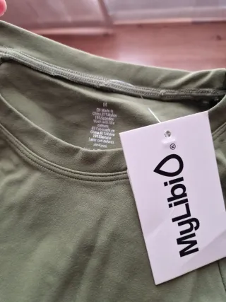 Top deportivo MyLibi verde militar Talla M