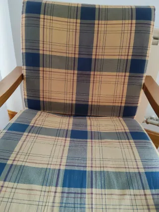 Sillón de tela y estructura de madera