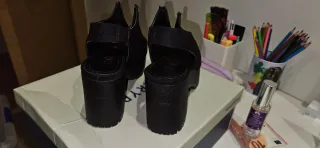 Sandalias tacón negras con cremallera