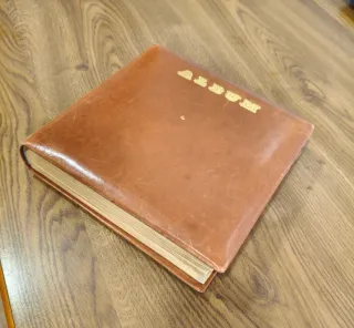 Álbum Antiguo de piel con estampitas de la Virgen