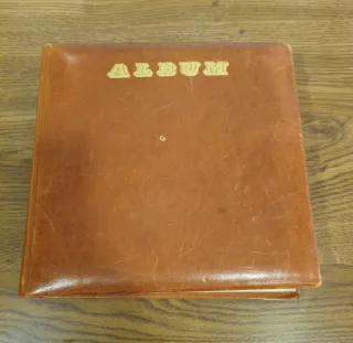 Álbum Antiguo de piel con estampitas de la Virgen