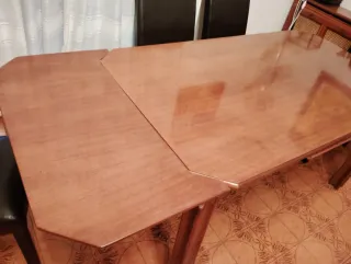 Mesa de comedor de madera