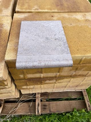 Peldaños cerámica gris