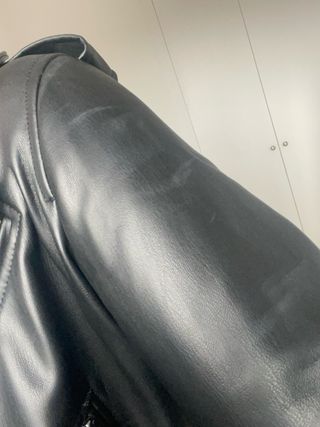 Chaqueta Zara efecto piel negra