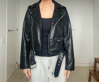 Chaqueta Zara efecto piel negra