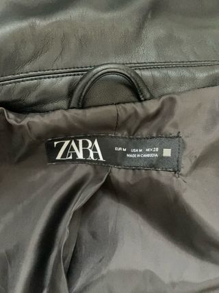 Chaqueta Zara efecto piel negra