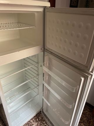 Nevera pequeña blanca