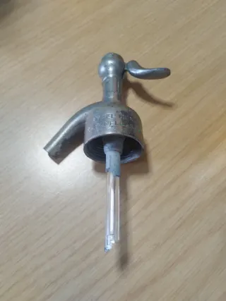 Sifón antiguo de vidrio y metal