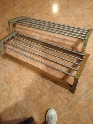 Estantería de madera y metal