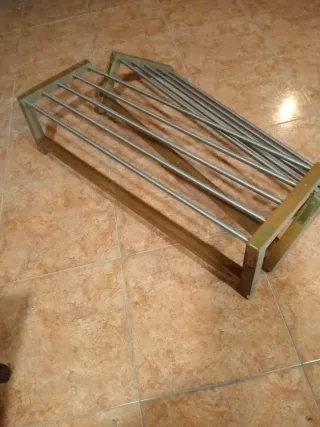 Estantería de madera y metal