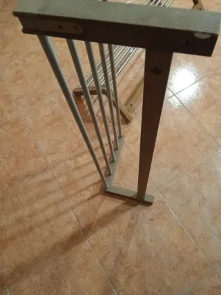 Estantería de madera y metal