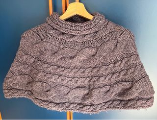 Mantella lavorata a maglia collo alto