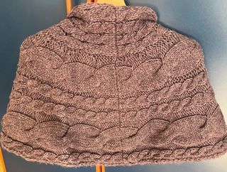 Mantella lavorata a maglia collo alto