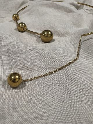 Collar vintage dorado con esferas