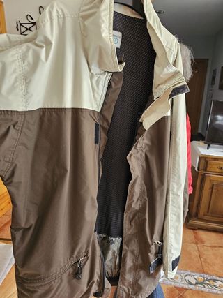 Chaqueta de nieve marrón y beige