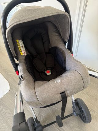 Carro de bebé gris con capazo,silla para el coche